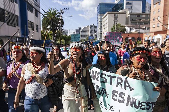 아마존 와오라니족 지도자 네몬테 넨키모(사진 가운데)가 다른 여성들과 함께 에콰도르 수도 키토에서 석유 회사의 원유 채굴에 항의하는 시위를 벌이고 있다. ‘아마존 프론트라인즈’ 제공