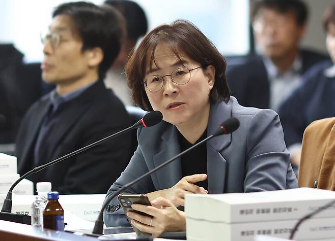 17일 오후 서울 중구 진실·화해를위한과거사정리위원회에서 열린 전체위원회에서 이상희 위원이 발언하고 있다. 연합뉴스