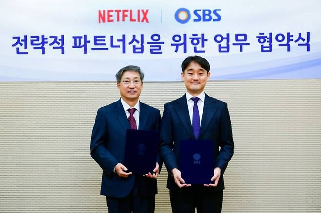 방문신 SBS 사장(왼쪽)과 강동한 넷플릭스 한국 콘텐츠 부문 / 사진=SBS 제공