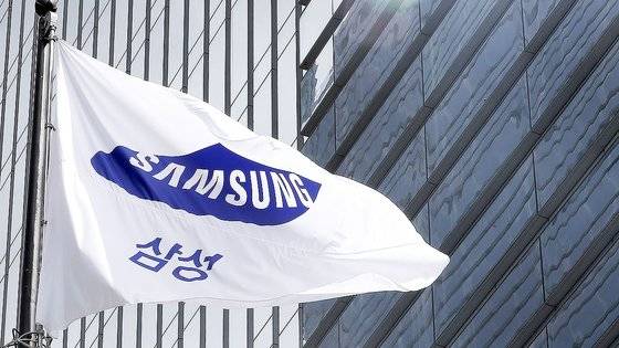 삼성전자 서초사옥에 깃발이 휘날리고 있다. 뉴스1