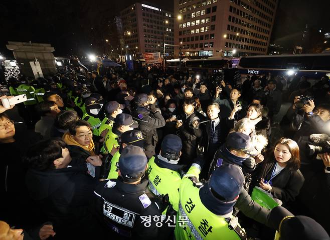 윤석열 대통령이 비상계엄을 선포한 3일 밤 경찰들이 서울 여의도 국회의사당 출입을 통제하고 있다. 성동훈 기자