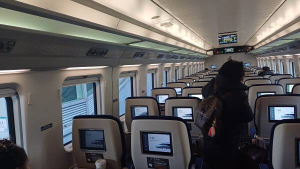 중앙선 복선 철도(서울 청량리역~부산 부전역)를 달리는 고속열차 운행이 시작된 20일 KTX-이음 열차 내부의 모습. 백창훈 기자