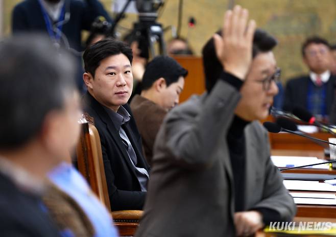 20일 서울 영등포구 여의도 국회에서 열린 문화체육관광위원회 전체회의에서 진종오 국민의힘 의원이 신동욱 의원의 발언을 지켜보고 있다.