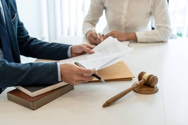 암 걸린 아들을 두고 바람난 며느리에게 재산을 상속해주기 싫다는 시어머니의 사연이 전해졌다. /사진=게티이미지뱅크