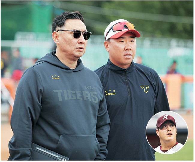 KIA의 심재학(왼쪽) 단장과 이범호 감독이 지난 2월 호주 캔버라 스프링캠프에서 훈련 중인 선수들을 지켜보고 있다. 오른쪽 아래 원안은 조상우. KIA·키움 제공