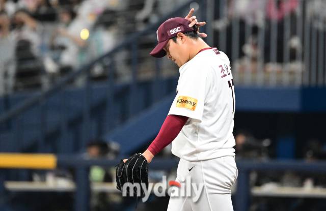 2024년 4월 7일 오후 서울 고척스카이돔에서 '2024 신한 SOL Bank KBO리그' 한화 이글스와 키움 히어로즈의 경기가 열렸다. 키움 조상우가 8회말 구원등판해 6번의 피치클락 위반을 하고 있다./마이데일리
