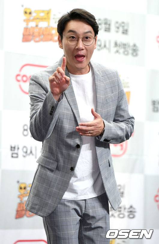 [OSEN=최규한 기자] 방송인 이휘재가 8일 오후 서울 상암동 스탠포드호텔에서 열린 코메디TV 예능프로그램 '우주젓 썰왕썰래' 제작발표회에 참석해 포즈를 취하고 있다. /dreamer@osen.co.kr