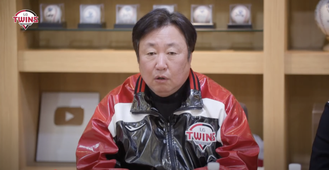 차명석 LG 단장이 20일 구단 유튜브 방송에서 LG 선수들의 잇따른 음주운전 징계에 대해 사과하고 있다. / LG 트윈스 유튜브