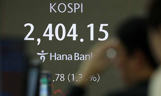 코스피가 전 거래일(2435.93)보다 31.78포인트(1.30%) 내린 2404.15에 장을 마감한 20일 서울 중구 하나은행 딜링룸 전광판에 지수가 표시되고 있다. 뉴시스