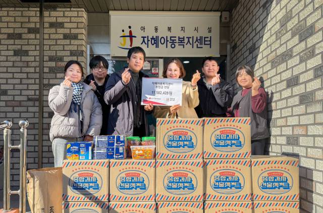 LX세미콘 직원들이 19일 대전 자혜아동복지센터를 찾아 기부금을 전달한 뒤 기념사진을 촬영을 하고 있다. 사진제공=LX세미콘