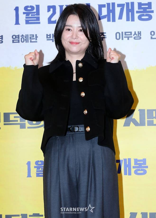 배우 장혜진이 11일 오후 서울 용산구 아이파크몰 CGV에서 진행된 영화 '시민덕희' VIP시사회에 참석해 포즈를 취하고 있다.  '시민덕희'는 보이스피싱을 당한 평범한 시민 덕희(라미란 분)에게 사기 친 조직원 재민(공명 분)의 구조 요청이 오면서 벌어지는 통쾌한 추적극이다. 오는 24일 개봉. 2024.01.11 /사진=김창현