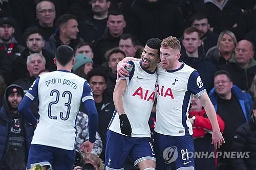 토트넘 홋스퍼가 맨체스터 유나이티드를 간신히 누르고 카라바오컵 준결승에 진출했다. 손흥민은 환상적인 코너킥 골로 시즌 7호골을 터뜨렸다. 토트넘은 20일(한국시간) 영국 런던에 위치한 토트넘 홋스퍼 스타디움에서 열린 맨체스터 유나이티드와 2024-2025시즌 카라바오컵(리그컵) 8강전서 4-2로 이겼다. 연합뉴스