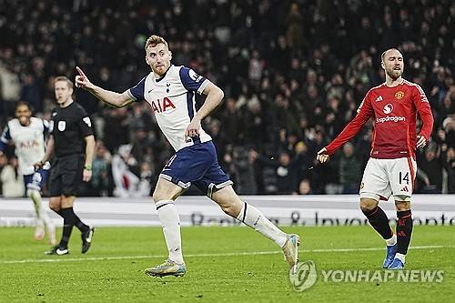 토트넘 홋스퍼가 맨체스터 유나이티드를 간신히 누르고 카라바오컵 준결승에 진출했다. 손흥민은 환상적인 코너킥 골로 시즌 7호골을 터뜨렸다. 토트넘은 20일(한국시간) 영국 런던에 위치한 토트넘 홋스퍼 스타디움에서 열린 맨체스터 유나이티드와 2024-2025시즌 카라바오컵(리그컵) 8강전서 4-2로 이겼다. 연합뉴스