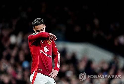 토트넘 홋스퍼가 맨체스터 유나이티드를 간신히 누르고 카라바오컵 준결승에 진출했다. 손흥민은 환상적인 코너킥 골로 시즌 7호골을 터뜨렸다. 토트넘은 20일(한국시간) 영국 런던에 위치한 토트넘 홋스퍼 스타디움에서 열린 맨체스터 유나이티드와 2024-2025시즌 카라바오컵(리그컵) 8강전서 4-2로 이겼다. 연합뉴스