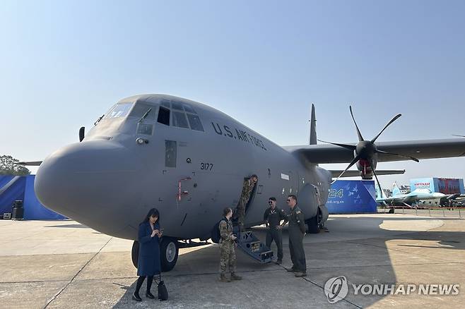 베트남 방위엑스포에 전시된 미국 항공기 [AP 연합뉴스 자료사진. 재판매 및 DB 금지]