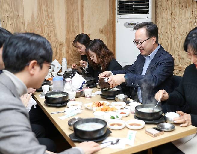 구내식당 휴무일에 직원들과 '처음 가는 식당'에 방문한 유성훈 구청장 [금천구 제공. 재판매 및 DB 금지]