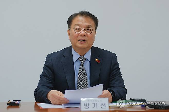 방기선 국무조정실장 (서울=연합뉴스) 류효림 기자 = 방기선 국무조정실장이 17일 서울 마포구 182경찰민원콜센터에서 열린 불법 사금융 근절을 위한 관계부처 합동 TF 회의에서 여는 발언을 하고 있다. 2024.12.17 ryousanta@yna.co.kr