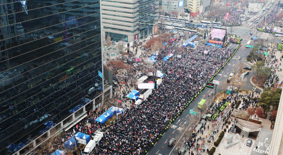 21일 서울 종로구 광화문 동화면세점 앞에서 대한민국바로세우기국민운동본부 주최로 ‘대통령 탄핵 반대 자유민주주의 수호 광화문 국민혁명대회’가 열리고 있다.(사진=연합뉴스)