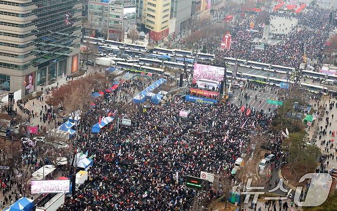 21일 서울 종로구 광화문 동화면세점 앞에서 열린 대한민국바로세우기국민운동본부 주최 '대통령 탄핵 반대 자유민주주의 수호 광화문 국민혁명대회'에서 참가자들이 구호를 외치고 있다. 2024.12.21/뉴스1 ⓒ News1 김명섭 기자