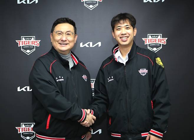 KIA 임기영(오른쪽)이 21일 FA 계약을 마친 후 심재학 단장과 포즈를 취했다. 사진 | KIA 타이거즈