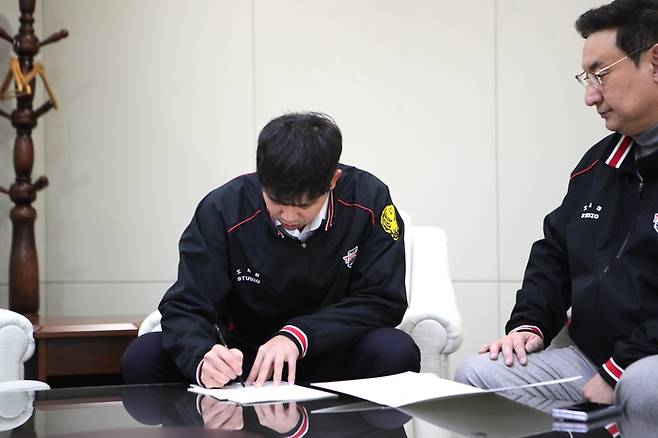 KIA 임기영(왼쪽)이 21일 FA 계약서에 서명하고 있다. 사진 | KIA 타이거즈