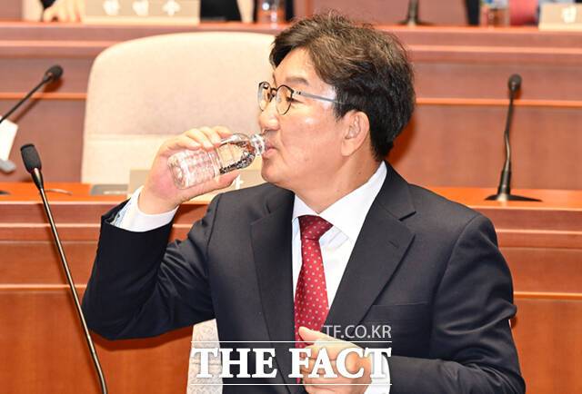 국민의힘이 윤석열 대통령 탄핵으로 한동훈 대표가 사퇴했다. 온라인에서는 수시로 바뀌는 '여당 수장'의 변천사가 화제다. 권성동 국민의힘 대표 권한대행 겸 원내대표. /이새롬 기자