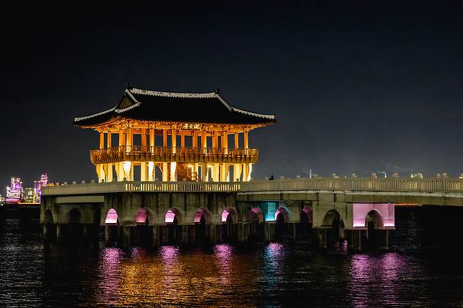 포항역에 내려서 가볼 만한 '영일대' 야경. 이색 시설인 '환호공원 스페이스워크'도 영일대 부근에 있어 코스로 엮어볼 만하다. / 이건송 영상미디어 기자