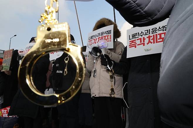 군인권센터와 민주사회를위한변호사모임, 공익인권변론센터 활동가들이 21일 오전 서울 용산구 한남동 대통령 관저 들머리에서 열린 ‘윤석열 대통령 시민체포영장 집행 집회’에서 수사기관의 압수수색 영장 집행과 출석 요구를 거부하는 윤 대통령을 규탄하고 있다. 김봉규 선임기자 bong9@hani.co.kr