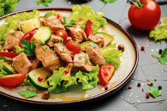 논알코올 맥주와 함께 먹는 음식의 선택도 중요하다. 사진은 샐러드.  [사진=픽사베이]