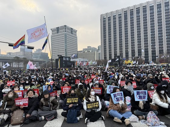 21일 오후 3시 50분 서울 종로구 동십자각 앞에서 '윤석열 즉각 퇴진·사회대개혁 비상행동'에 참여한 시민들이 피켓을 들고 있다. 최혜리 기자