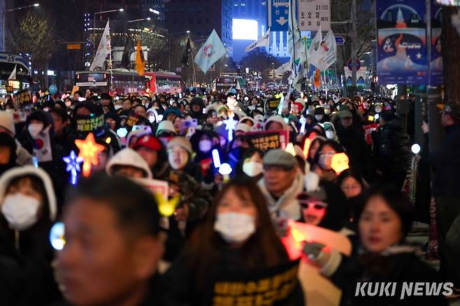 21일 서울 광화문 동십자각에서 '윤석열즉각퇴진·사회대개혁 비상행동 범국민촛불대행진'이 열려 시민들이 구호를 외치며 행진하고 있다. 사진=유희태 기자