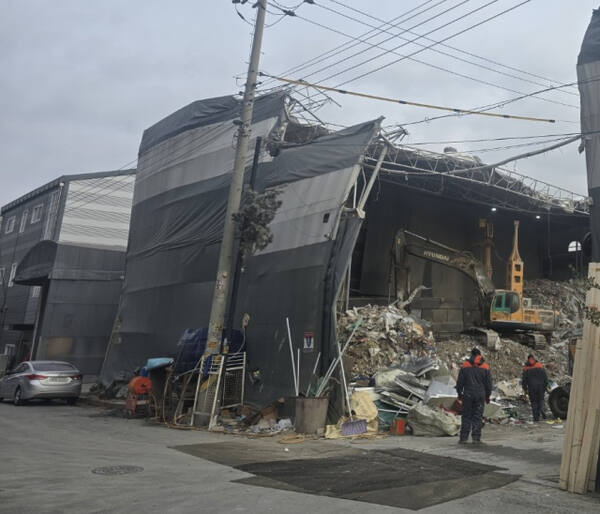 인천 남동구 운연동 한 건설폐기물 처리장 지붕 등이 폭설로 인해 처참히 무너져 먼지의 외부 유출을 막을 수 없지만, 정상 영업 중인 모습. 정성식기자