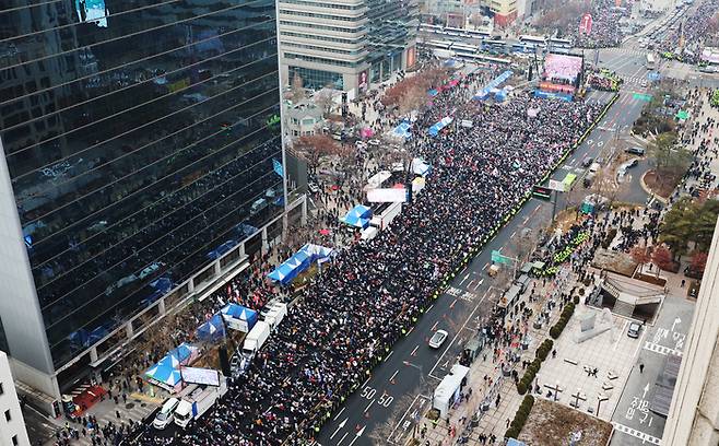 세종대로 가득 메운 보수집회 21일 서울 종로구 광화문 동화면세점 앞에서 대한민국바로세우기국민운동본부 주최로 ‘대통령 탄핵 반대 자유민주주의 수호 광화문 국민혁명대회’가 열리고 있다. [연합뉴스]