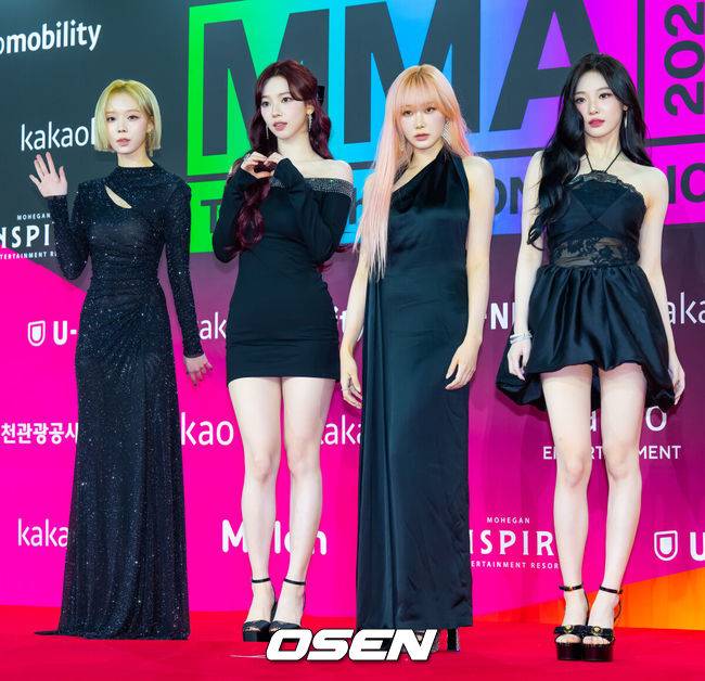 [OSEN=민경훈 기자] 30일 오후 인천 중구 운서동 인스파이어 아레나에서 ‘2024 멜론 뮤직어워드’(MMA) 레드카펫이 진행됐다.MMA는 멜론의 객관적 데이터와 이용자들의 투표 및 전문가 심사를 통해 아티스트의 1년간 성과를 널리 기리고 알리는 대한민국 최대 규모의 음악 시상식 및 페스티벌이다. 올해 슬로건은 뉴 스트림 오브 K팝(New&nbsp;Stream&nbsp;of&nbsp;K-POP)이다.그룹 에스파가 포즈를 취하고 있다. 2024.11.30 / rumi@osen.co.kr