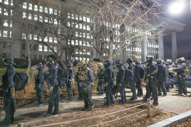 ▲국회 본회의에서 비상계엄 해제를 의결한 4일 새벽 군 병력이 국회에서 철수하고 있다. ⓒ연합뉴스