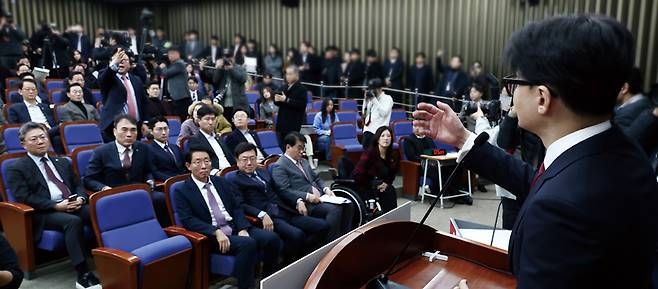 12월12일 서울 여의도 국회에서 열린 국민의힘 원내대표 선출 의원총회에서 한동훈 당시 대표가 인사말 도중 강명구 의원(왼쪽 서 있는 사람)의 항의를 받고 있다. ⓒ뉴스1