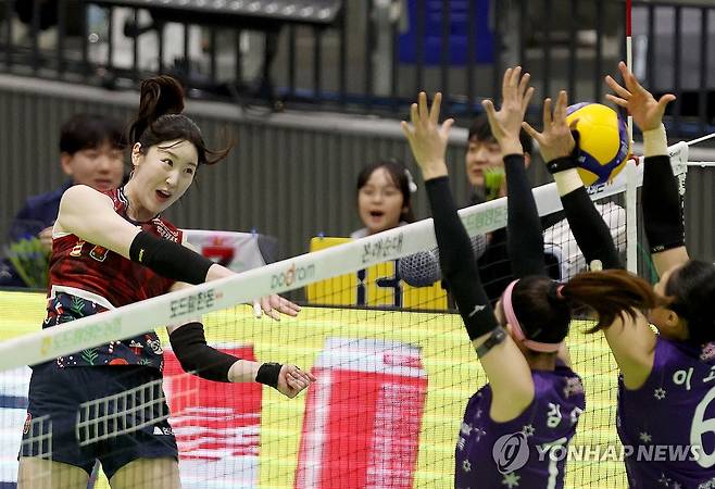 공격하는 고예림 (서울=연합뉴스) 20일 오후 경기 수원종합운동장에서 열린 프로배구 '도드람 2024-2025 V-리그' 여자부 현대건설과 흥국생명의 경기에서 현대건설 고예림이 공격하고 있다. 2024.12.20 [현대건설 제공. 재판매 및 DB금지] photo@yna.co.kr