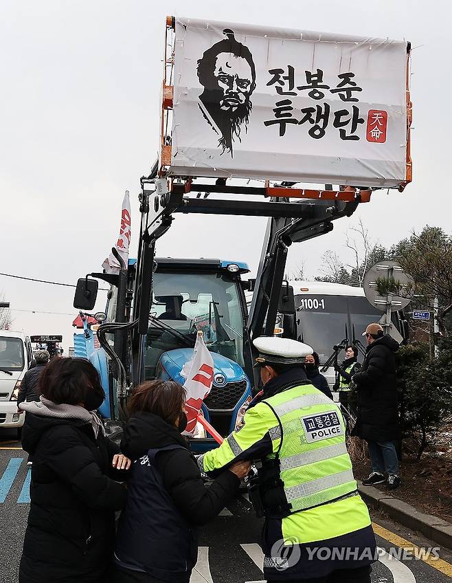 경찰과 마찰 빚는 '트랙터 상경' 농민들 (서울=연합뉴스) 임헌정 기자 = 윤석열 대통령 구속 등을 촉구하며 트랙터를 몰고 상경한 전국농민회총연맹 전봉준 투쟁단이 21일 서울 서초구 남태령에서 경찰과 마찰을 빚고 있다. 2024.12.21 kane@yna.co.kr