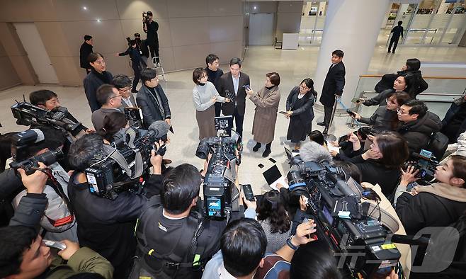 정용진 신세계그룹 회장이 22일 방미 일정을 마치고 인천국제공항 제2터미널을 통해 귀국하며 취재진 질문에 답하고 있다. 2024.12.22/뉴스1 ⓒ News1 김도우 기자