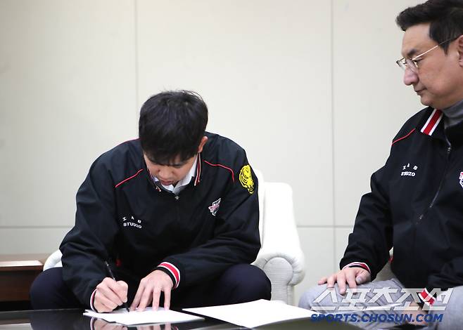 임기영이 계약서에 사인하고 있다. 사진제공=KIA 타이거즈