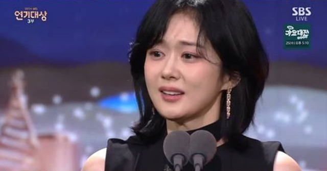 '굿파트너'에서 열연한 장나라가 '2024 SBS 연기대상'에서 대상을 거머쥐었다. 2002년 '명랑소녀 성공기'로 10대 스타상을 받은 지 22년 만의 대상이다. /방송 캡처