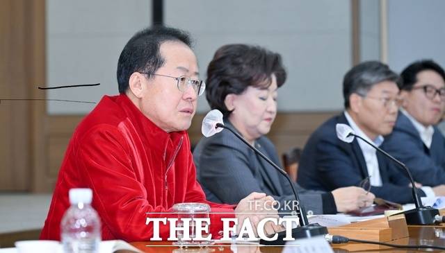 '차기 대선' 출마를 가시화하고 있는 홍준표 대구시장이 "자극적인 썸네일로 사람들을 현혹해 돈벌이하는 틀딱 유튜버는 이제 좀 사라졌으면 한다"고 SNS를 통해 비판했다. 사진은 13일 대구상의에서 열린 2024년 하반기 경제동향 보고회에서 연설하는 홍준표 시장. / 대구시