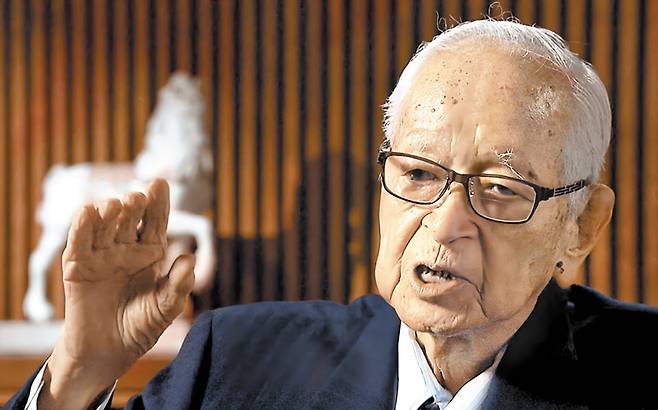 일본 요미우리신문의 와타나베 쓰네오 주필이 2020년 NHK 인터뷰에서 자신의 일생을 회고하고 있다. 와타나베 주필은 한일 국교 정상화와 관련된 김종필·오히라 메모에 대해 "서울 방문 당시 김종필로부터 정보를 얻었다"고 말했다. /NHK