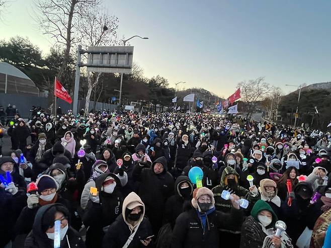 트랙터를 몰고 상경한 전국농민회총연맹 전봉준 투쟁단과 시민들이 22일 오전 서울 서초구 남태령에서 경찰과 대치 중인 모습. /윤석열 즉각퇴진·사회대개혁 비상행동