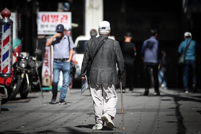 지난 10월 4일 오후 서울 종로구 탑골공원 인근에서 어르신이 걸음을 옮기고 있다. /뉴스1