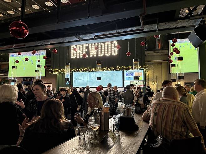 펨붕이 실시간 런던 스포츠펍에서 아스날 시청중