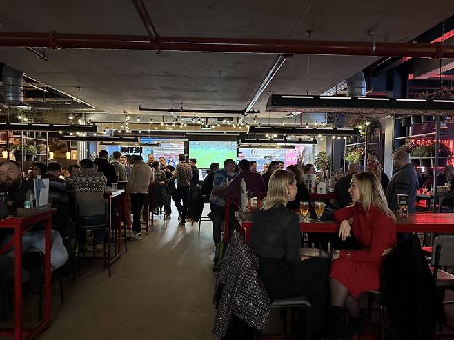 펨붕이 실시간 런던 스포츠펍에서 아스날 시청중