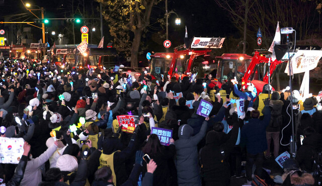 전국농민회총연맹(전농)의 트랙터들이 22일 오후 서울 용산구 한남동 대통령관저 인근에 도착해 시민들의 환호를 받고 있다. 김경호 선임기자 jiae@hani.co.kr