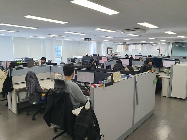 개발운영팀 직원들이 업무에 매진하고 있다. 윤현주 기자