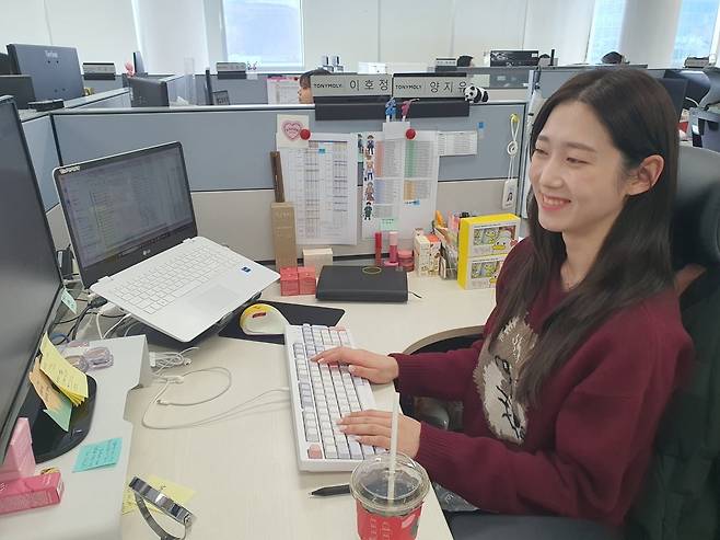 양지유 매니저가 마케팅 업무를 하고 있다. 윤현주 기자